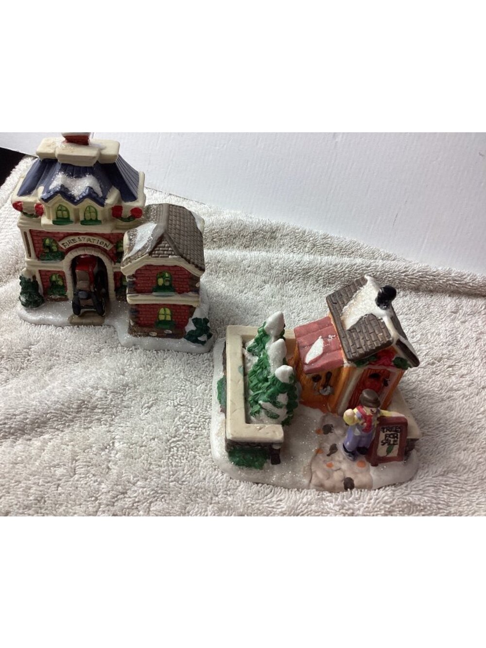 Cobblestone Corners 2004 Christmas Village Fire Station & Tree Lot Figurines